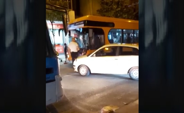Makina përplaset me urbanin e linjës në Tiranë (VIDEO) aksident autobus urban