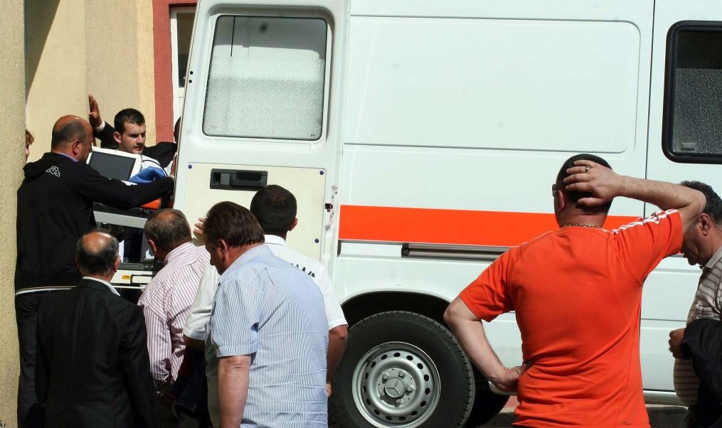 Ngjarje e rëndë/ 46 vjeçari nga Tirana hidhet nga kati i gjashtë, gjen vdekjen e menjëhershme ambulanca