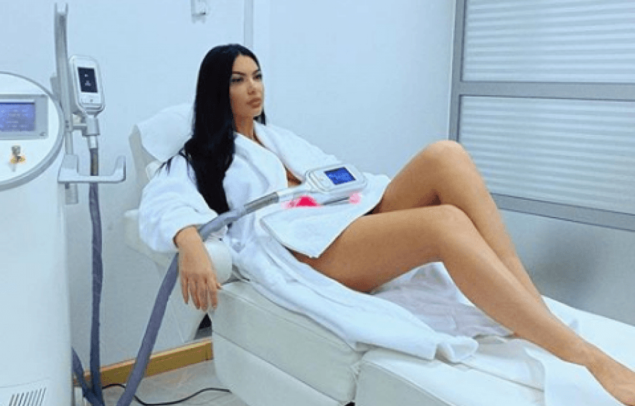 Zaimina ekspozon këmbët, a ka veshur të brendshme? auto Zajmina Vasjari1573759431