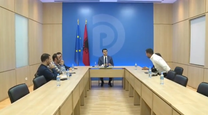 Regjia e PD lë kamerat hapur, Basha “harron” se ka gazetarë rrotull basha me gazetare