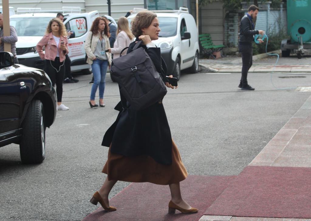 Pamjet që tregojnë se Kuvendi është kthyer në pasarelë mode dhe kafene 1 besa shahini