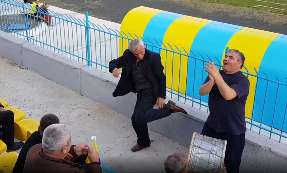 VIDEO / Në Mat si askund tjetër, tifozët e Burrelit argëtohen me këngë e valle burrel