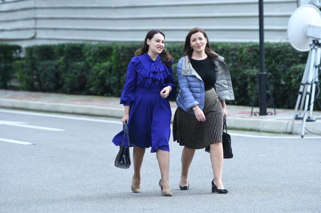 Pamjet që tregojnë se Kuvendi është kthyer në pasarelë mode dhe kafene elene xhina ermonela felaj