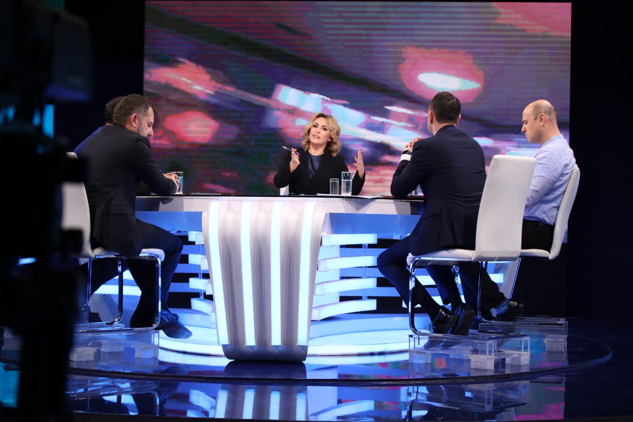 “Pusho ose do të nxjerr jashtë”/ Sherr në emision mes Eni Vasilit dhe Klevis Balliut emision