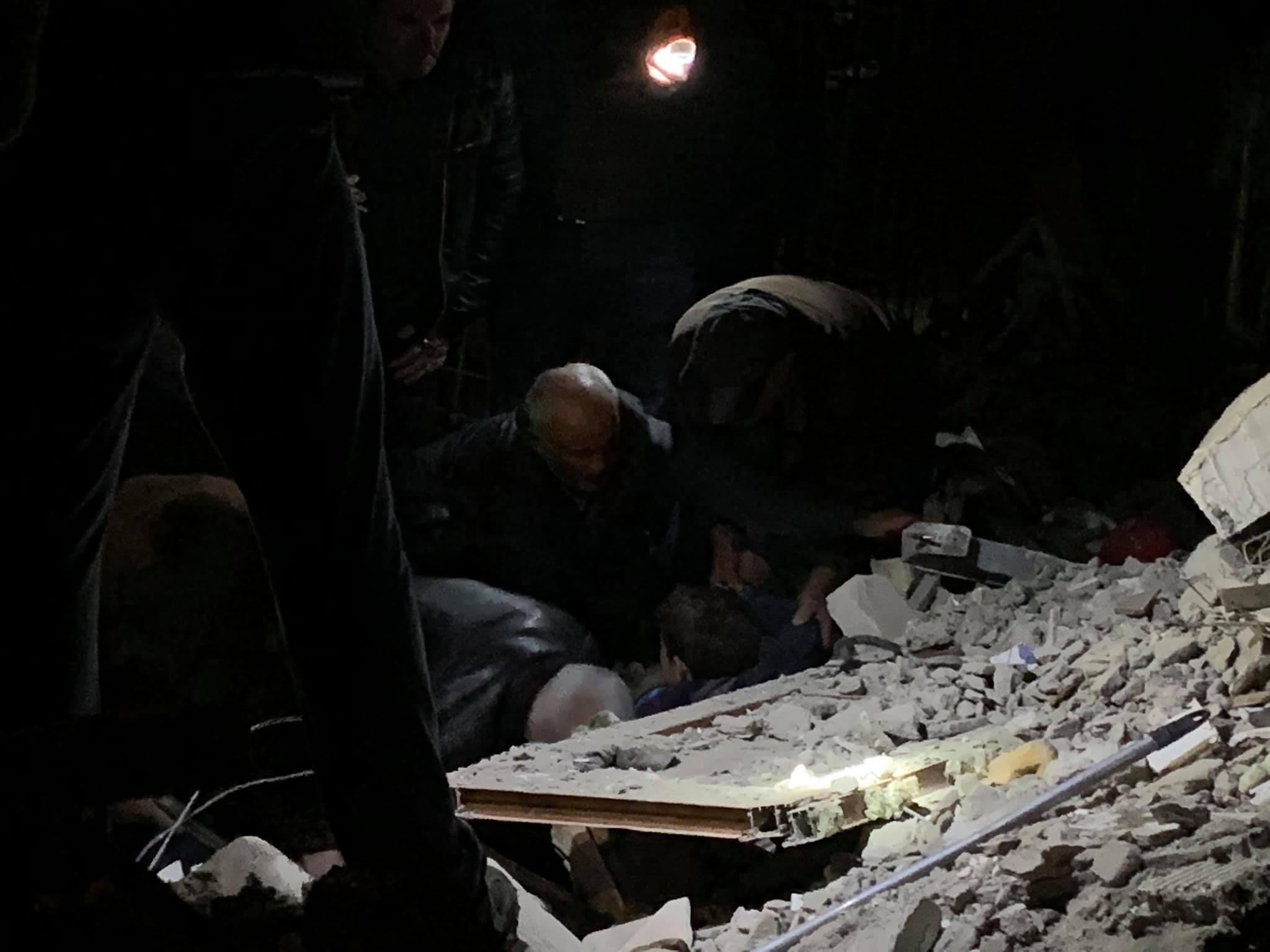Thumanë, gjyshja e pajetë nën rrënoja, nipi nxirret gjallë në prehrin e saj (VIDEO) femijet nxirren nga pallati ne Thumane