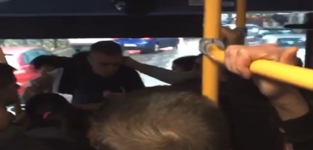 Vajzës i humb portofoli, pasagjerët rrahin keq shoferin e autobusit (Video) fotot sherri