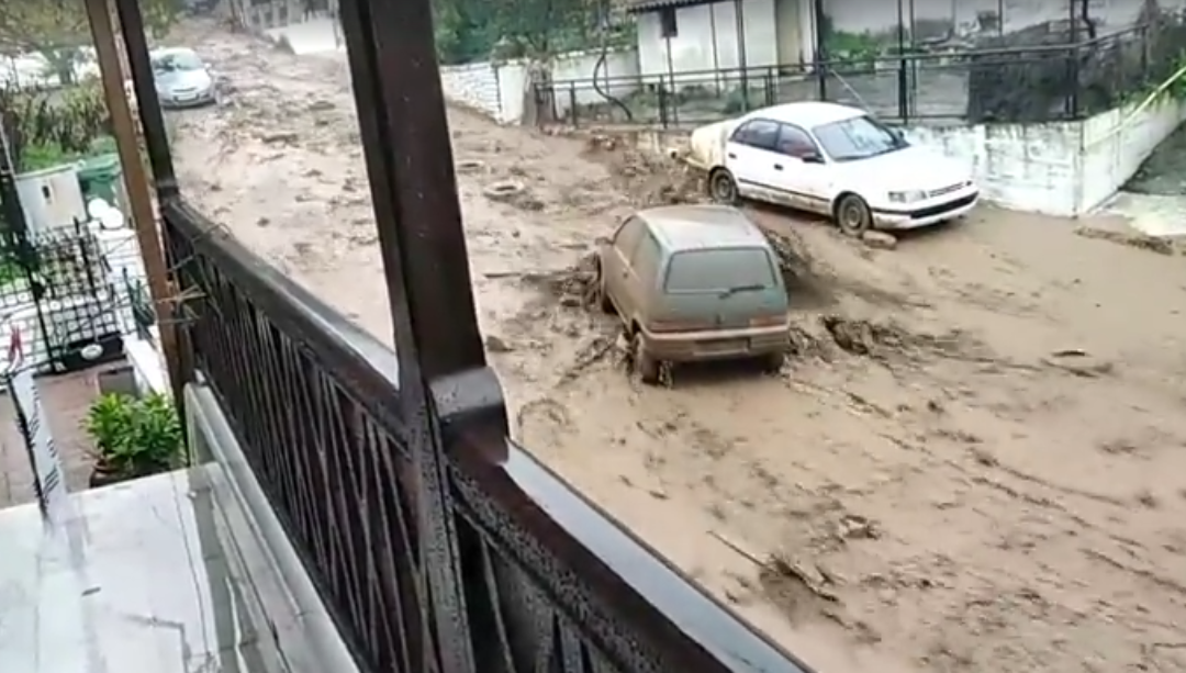 Përmbytet ishulli, uji merr çdo gjë që i del përpara /Video/ greqi Thasos