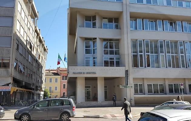 Tentuan të përdhunonin me kastravec ukrainasen, dënohen shqiptarët burrë e grua itali