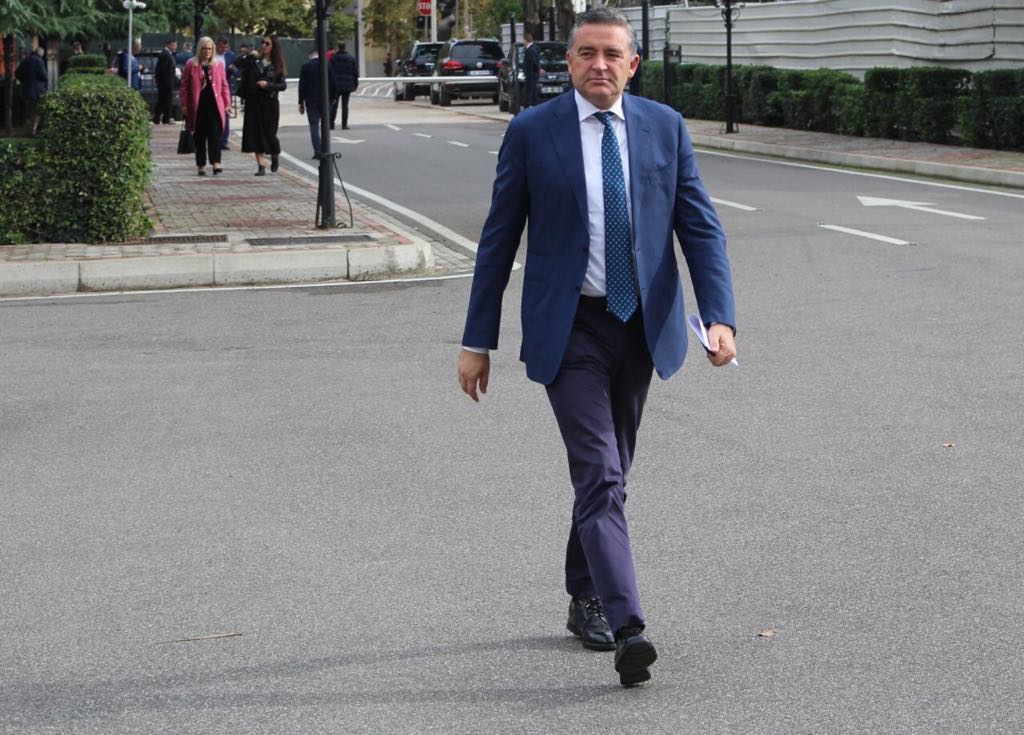 Pamjet që tregojnë se Kuvendi është kthyer në pasarelë mode dhe kafene 4 klosi