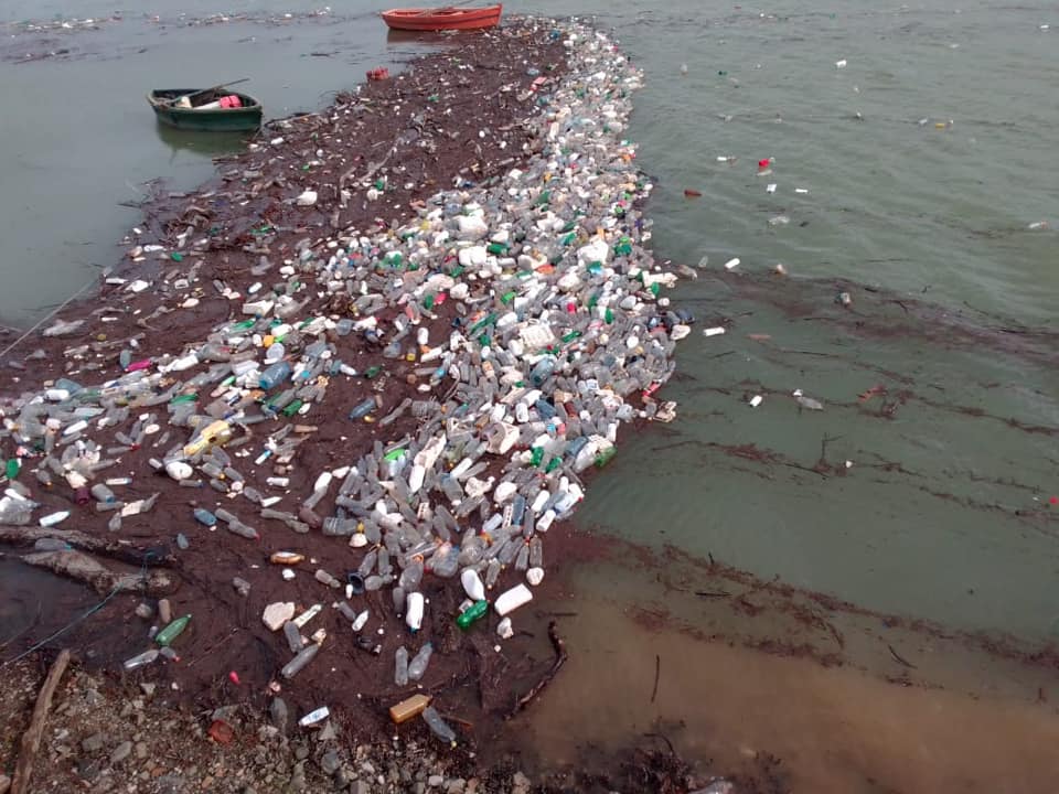 Mat: Ndotet keq Liqeni i Ulzës nga detergjentët dhe mbetjet spitalore /Foto/ 3 liq1
