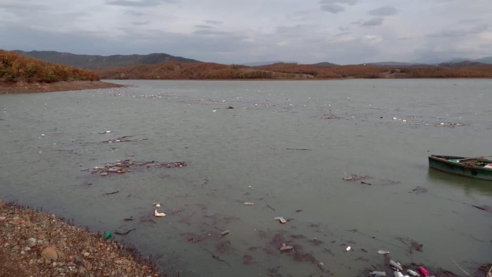 Mat: Ndotet keq Liqeni i Ulzës nga detergjentët dhe mbetjet spitalore /Foto/ 1 liq3