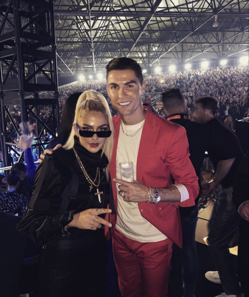 Loredana rrëmben një çmim në MTV EMA, dhe jo vetëm kaq 1 loredana 1