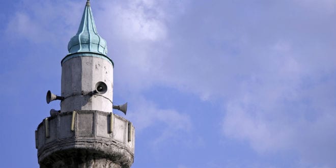 I premtoi se do linte gruan për të, 28-vjeçarja qëllon me armë hoxhën minaret