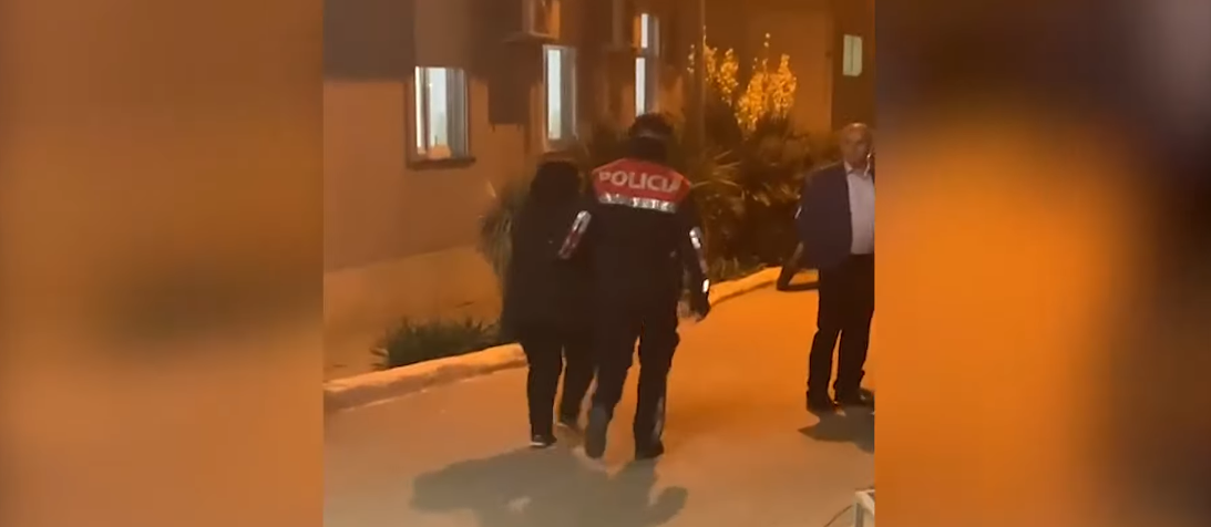 VIDEO/ “Po jep jetën për 30 mijë lekë”- Momenti kur nëna e shoferit të prokurorit Ndoja mbërrin te Spitali i Traumës nena e shoferit te ndoj