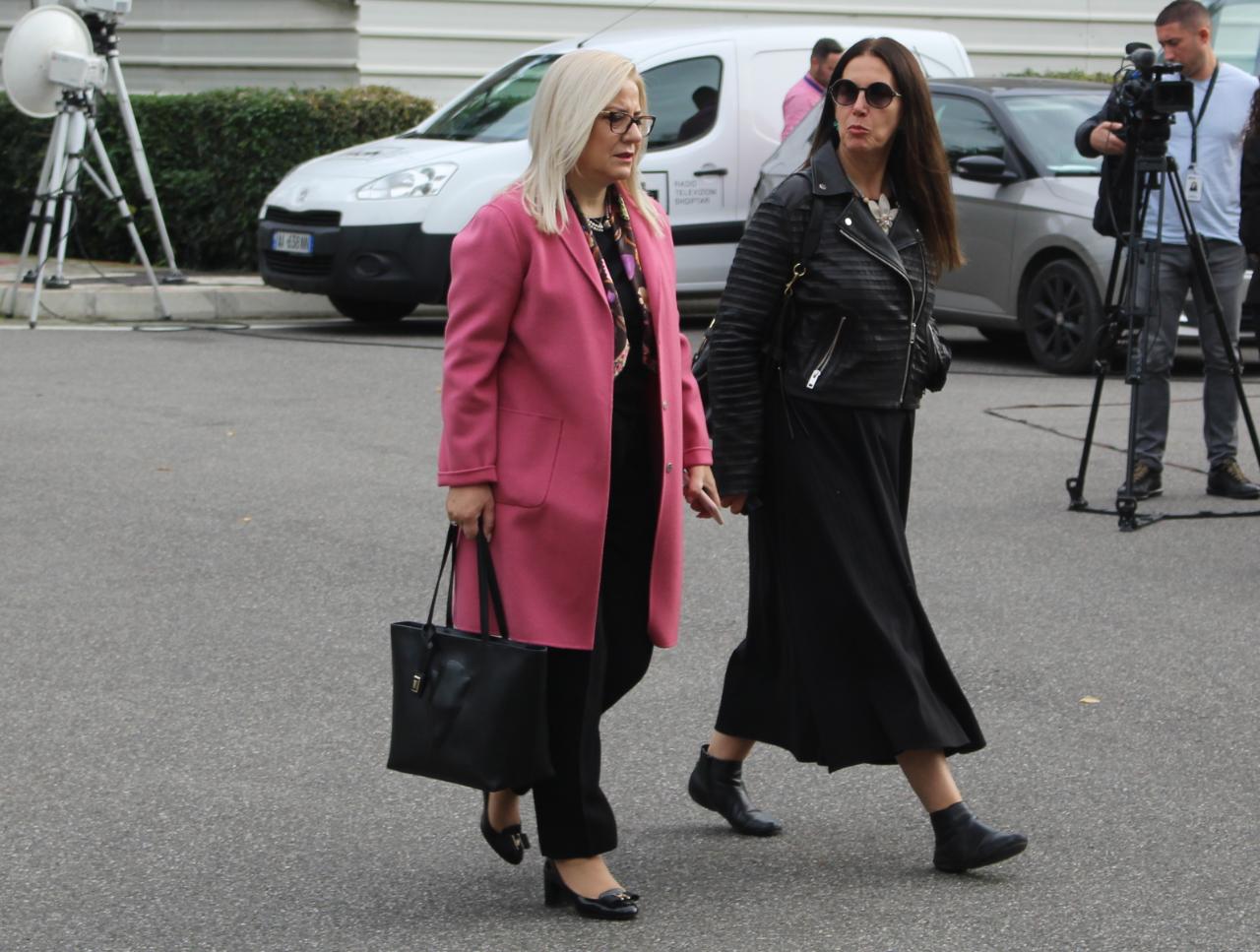 Larg misionit të tij! Këto foto tregojnë se Kuvendi është kthyer në pasarelë mode 8 parlament 13 1