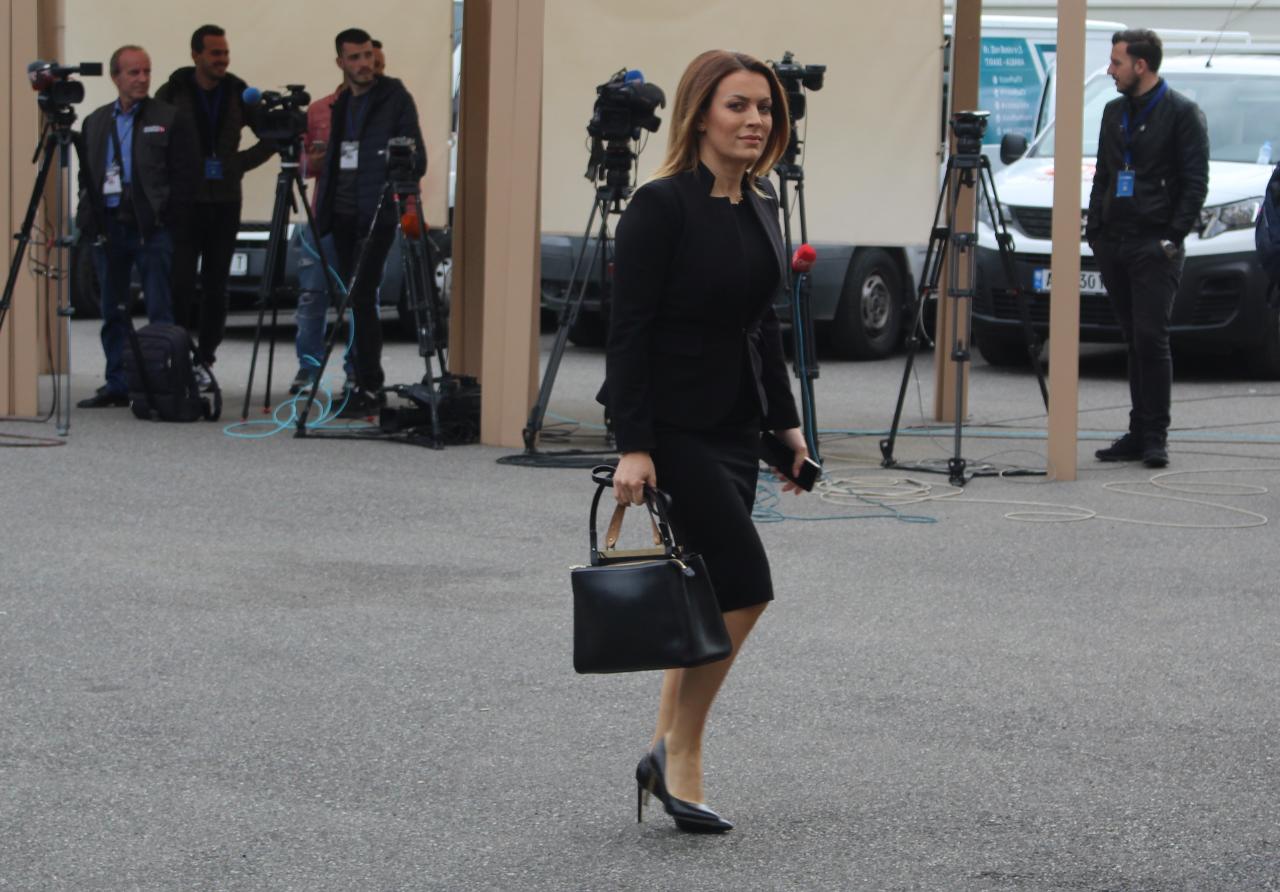 Larg misionit të tij! Këto foto tregojnë se Kuvendi është kthyer në pasarelë mode 3 parlament 17 1