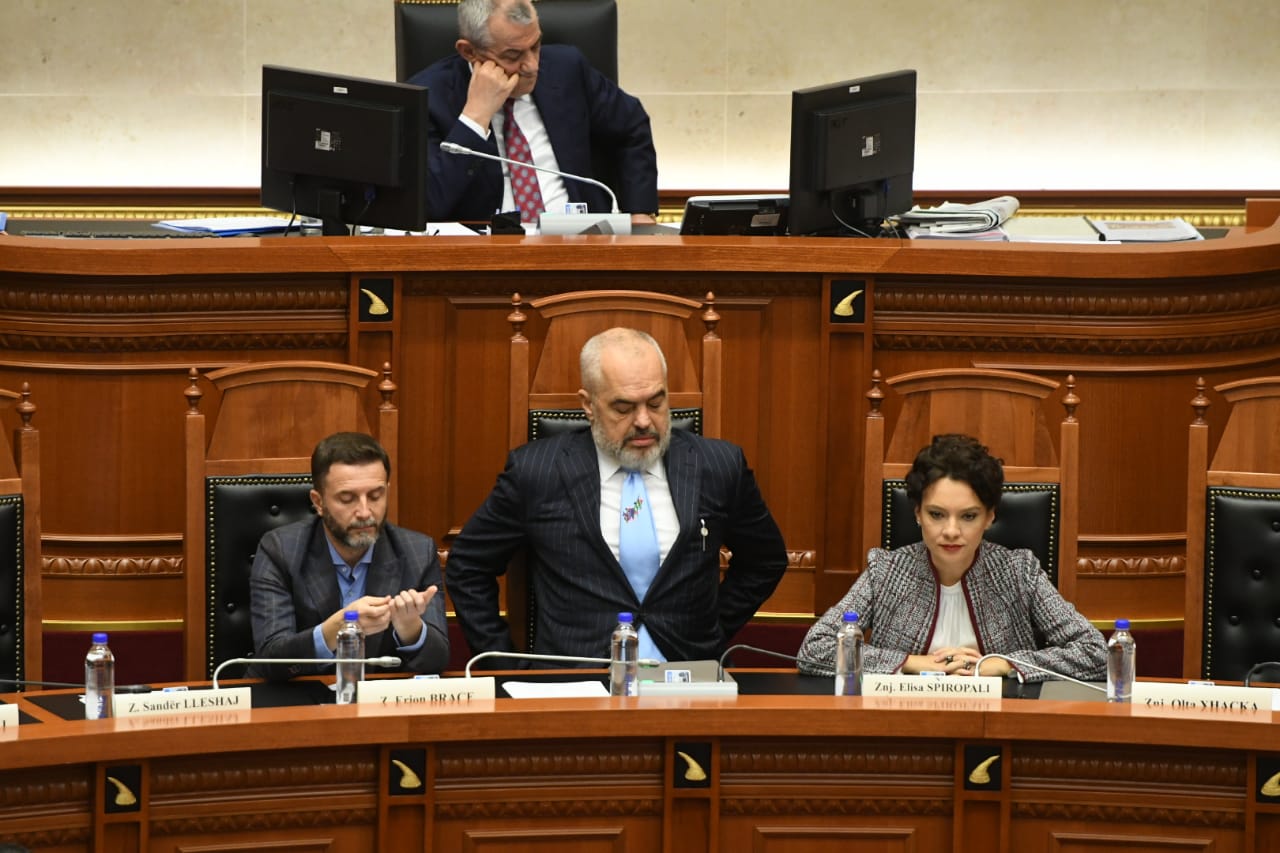 Larg misionit të tij! Këto foto tregojnë se Kuvendi është kthyer në pasarelë mode 4 parlament 2 1