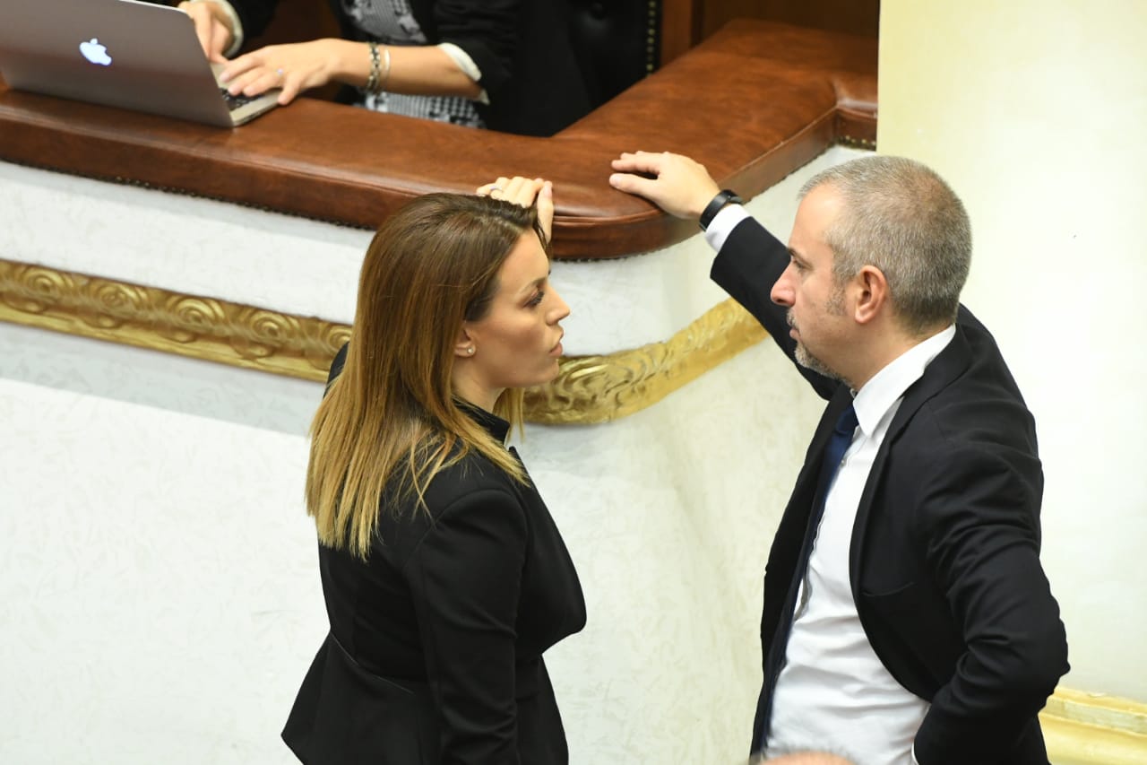 Larg misionit të tij! Këto foto tregojnë se Kuvendi është kthyer në pasarelë mode 5 parlament 26