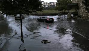 Durrësi “nën ujë”, reshjet e shiut shkaktojnë kaos në qarkullimin e makinave permbytje reshje