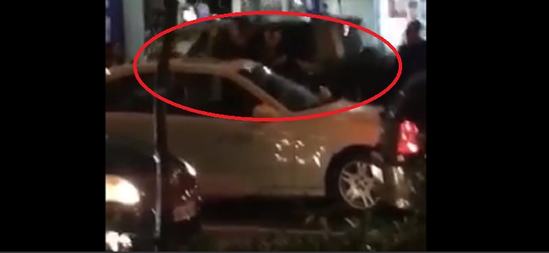 Video / Plas keq sherri në Tiranë, të rinjtë me femra në makinë dhunojnë taksistin perplasje