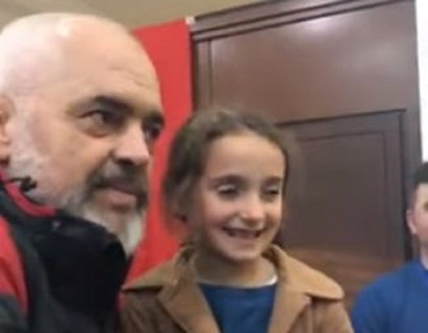 Rama batuta me të prekurit nga tërmeti në Lezhë: Më në fund një buzëqeshje, jam bërë si ariu i cirkut për kalamajtë rama 2