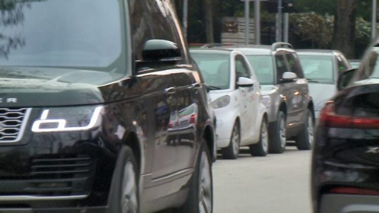 Lejohen makinat me xhama të zinj, ja tarifat dhe rregullat e reja range rover