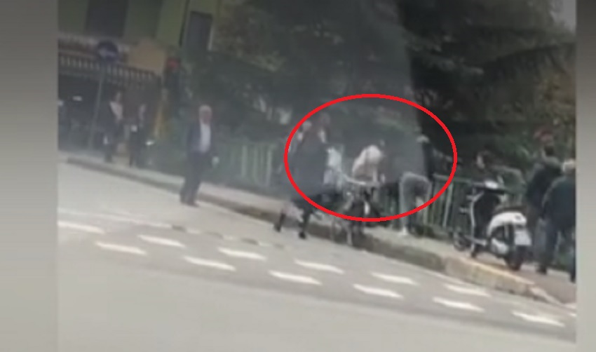 Video / Plas keq grushti ndaj gjimnazistëve të “Ismail Qemalit”, shkelma dhe çanta kokës sherr ismail qemali