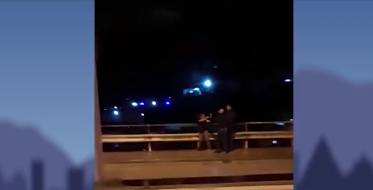 E turpshme, vajza rrihet në mes të rrugës në Tiranë (VIDEO) sherri