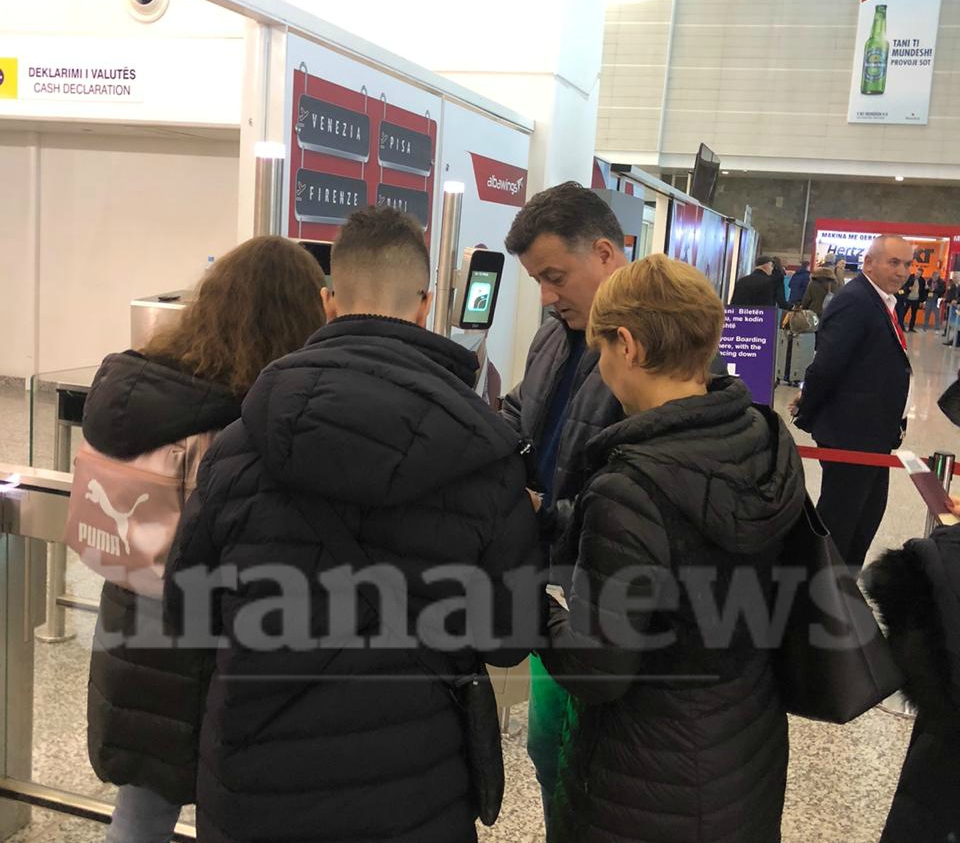 Frikë nga tërmeti? Flamur Noka me familjen largohen nga Shqipëria tirananews.al 8