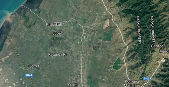 Pamje të pazakonta, çahet toka në Jubë të Shijakut. Hapet kanal 1 km i gjatë toka