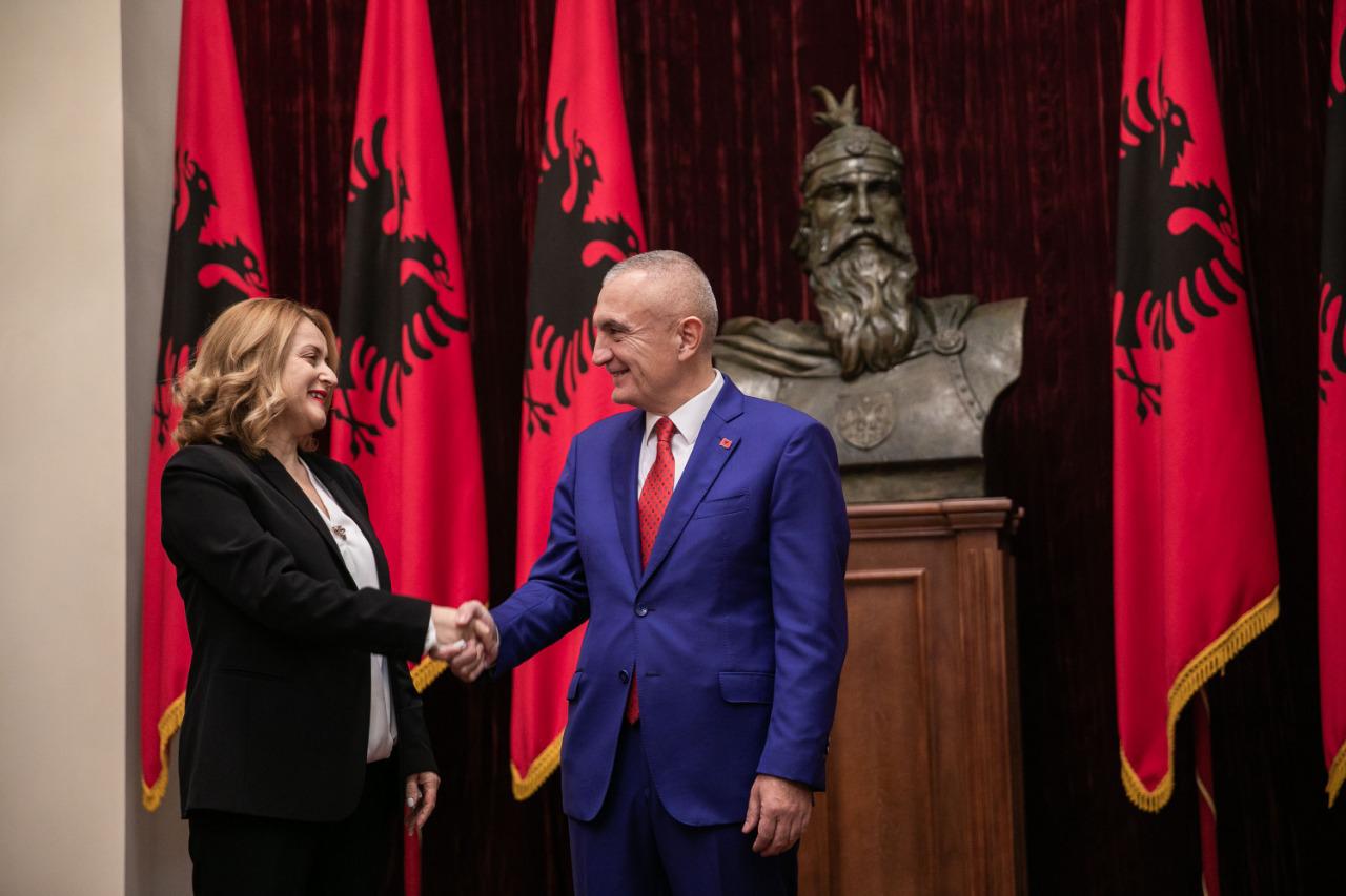 Betohet para Presidentit anëtarja e re e Gjykatës Kushtetuese, Elsa Toska toska
