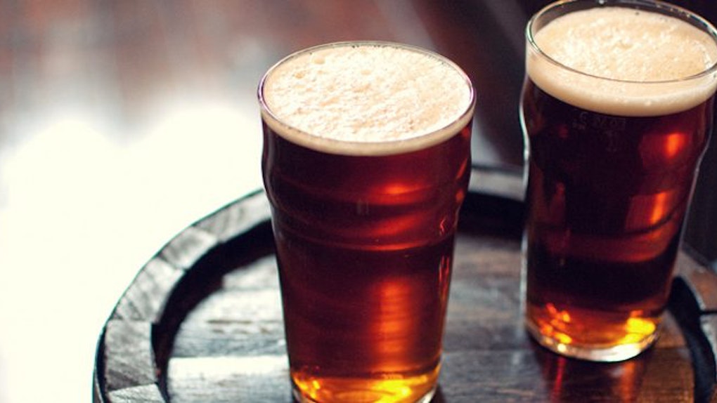 Konsumimi i birrës është më efektiv sesa ilaçet kundër dhimbjeve two beers on table