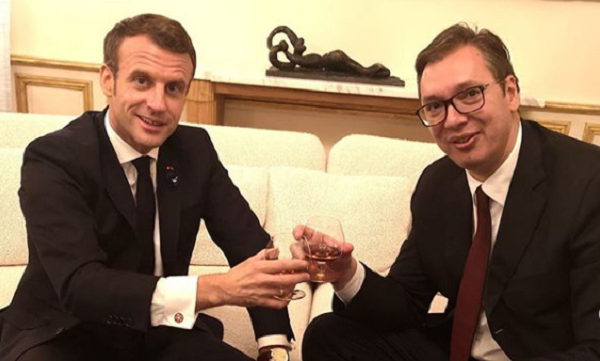 Vuçiç dhe Macron gëzuar me shishe konjak 105 vjeçarë vucic macrom