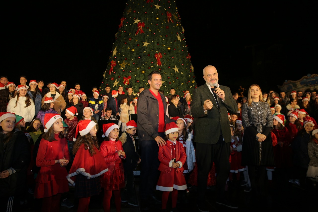 Rama dhe Veliaj ndezin dritat festive në Tiranë: Shqipëria sot është më e fortë 1c6b51cb 5dd2 4dc7 b04e 31a44fbc7db3