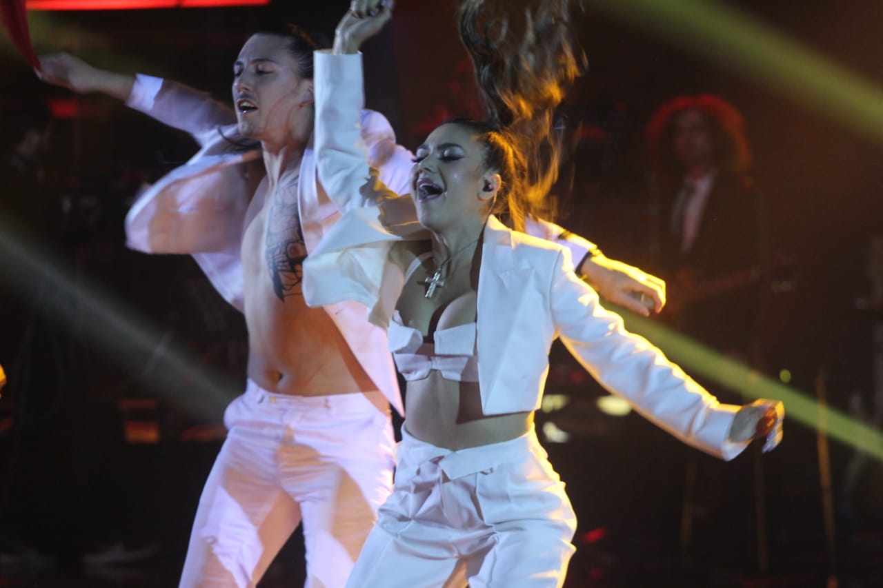 FOTOT/ Elvana Gjata ‘elektrizon’ skenën e Festivalit të RTSH-së, performancë mbresëlënëse 1f17c11b b5d6 4293 aa32 c18c44e2ec99