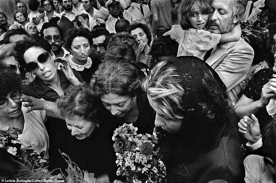 21569116 7734533 The funeral of the Christian De