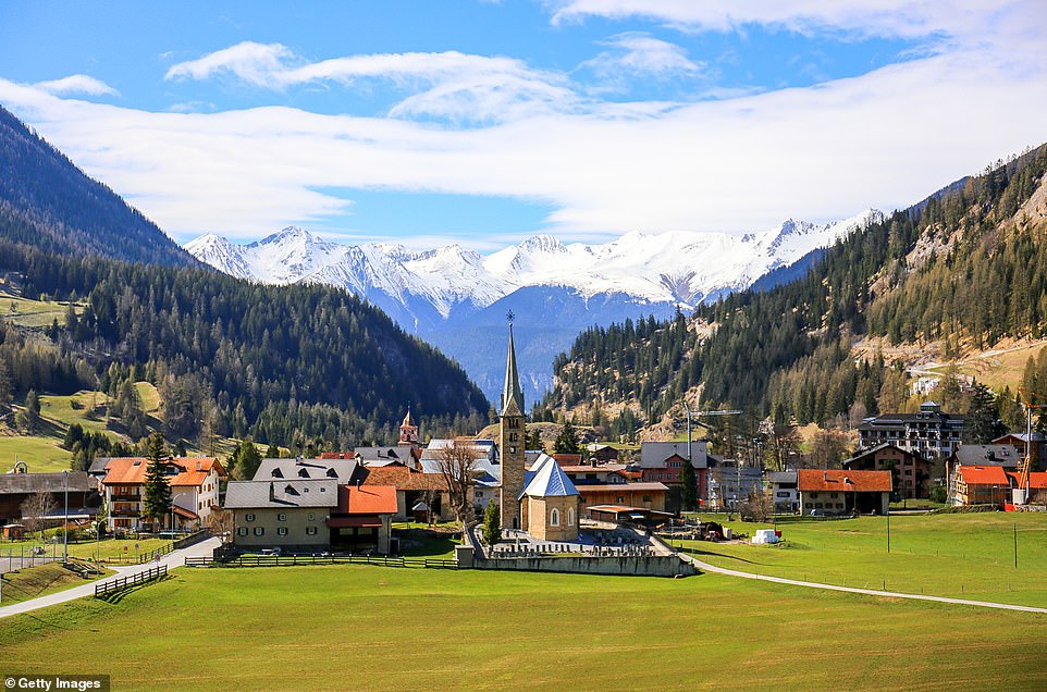 Fotot / Bukuritë “përrallore” të Alpeve 5 22296166 7796699 Berg n Bravuogn is a traditional village in the Albula region in a 55 1577098977556