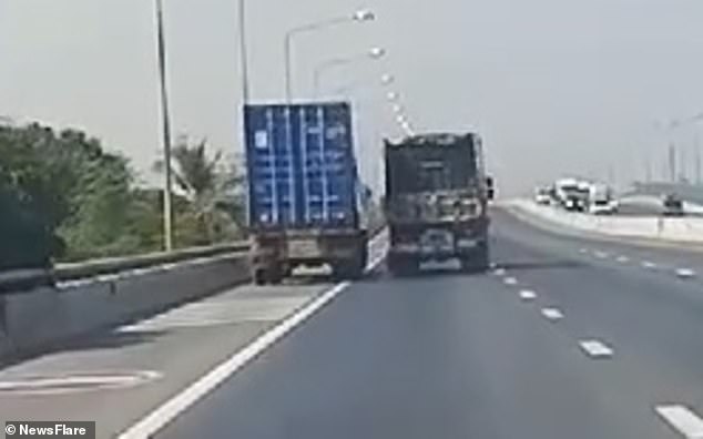 22394202 7804727 A truck with a blue 40ft long shipping container tried to overta m 20 1576666420391