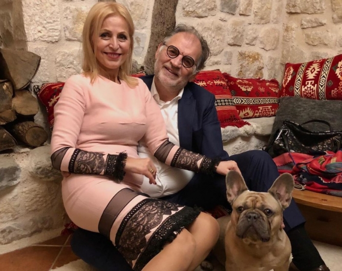 Brixhida elegante i ulet në prehër ish-deputetit Koço Kokëdhima, çifti publikon foton intime pranë oxhakut 3c37f591d251d148a67078cc06444b6d L