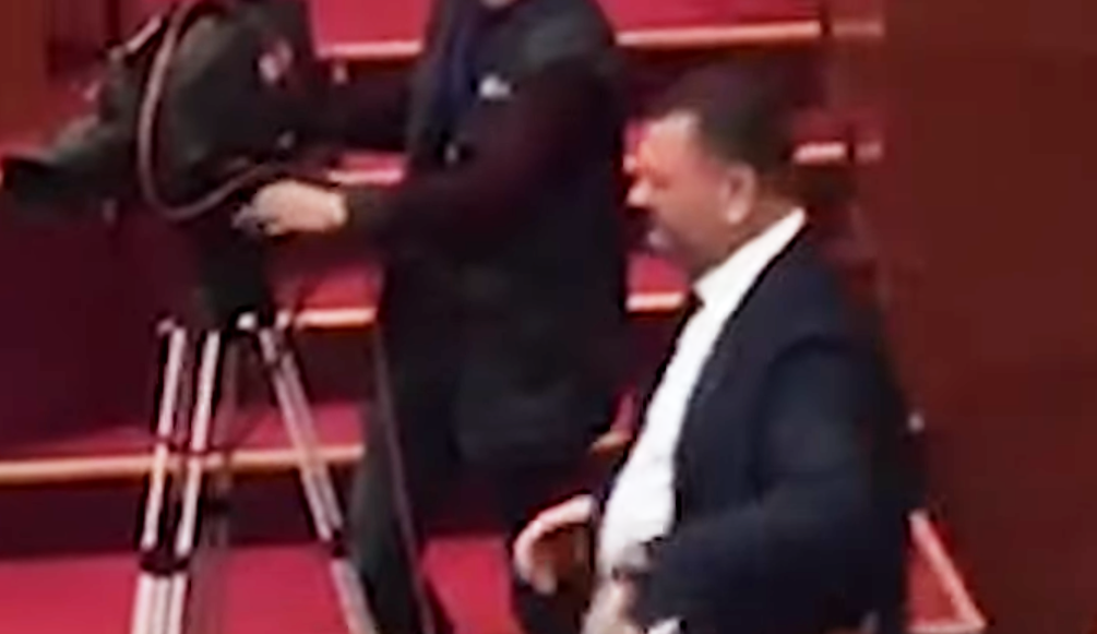 Tom Doshit i thyhet karrigia në parlament, të qeshura në sallë 444