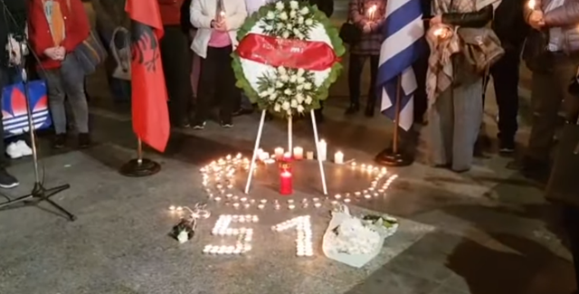 Në Athinë ndizen qirinj në kujtim të 51 viktimave të tërmetit të 26 nëntorit 640 0 5de6df1d0e803