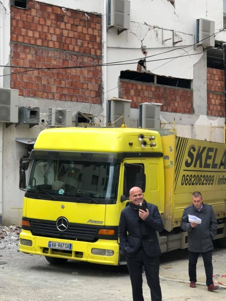 PD publikon fotot: Sadri Abazi prish me urgjencë dy katet pa leje te pallati i tij në Durrës? 1 78318375 2470959643147874 3081383428491313152 n 1