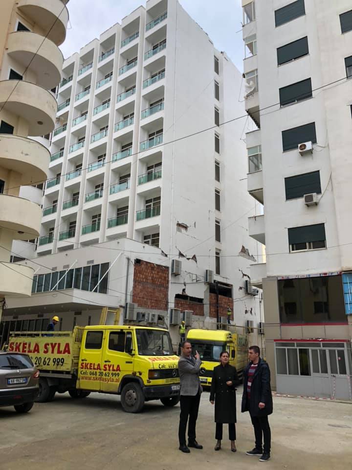 PD publikon fotot: Sadri Abazi prish me urgjencë dy katet pa leje te pallati i tij në Durrës? 2 78971303 2470959953147843 7737359334358646784 n