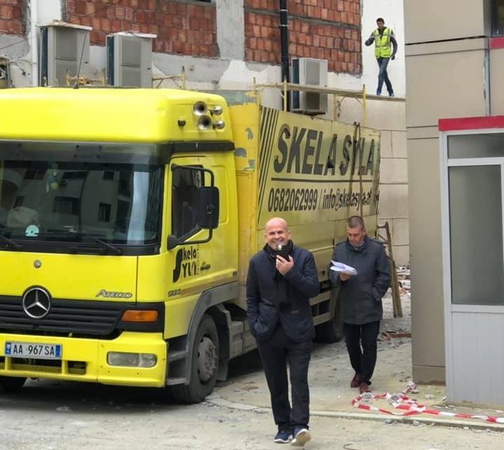 PD publikon fotot: Sadri Abazi prish me urgjencë dy katet pa leje te pallati i tij në Durrës? 79495791 2470959633147875 3832280631094542336 n e1575377846534