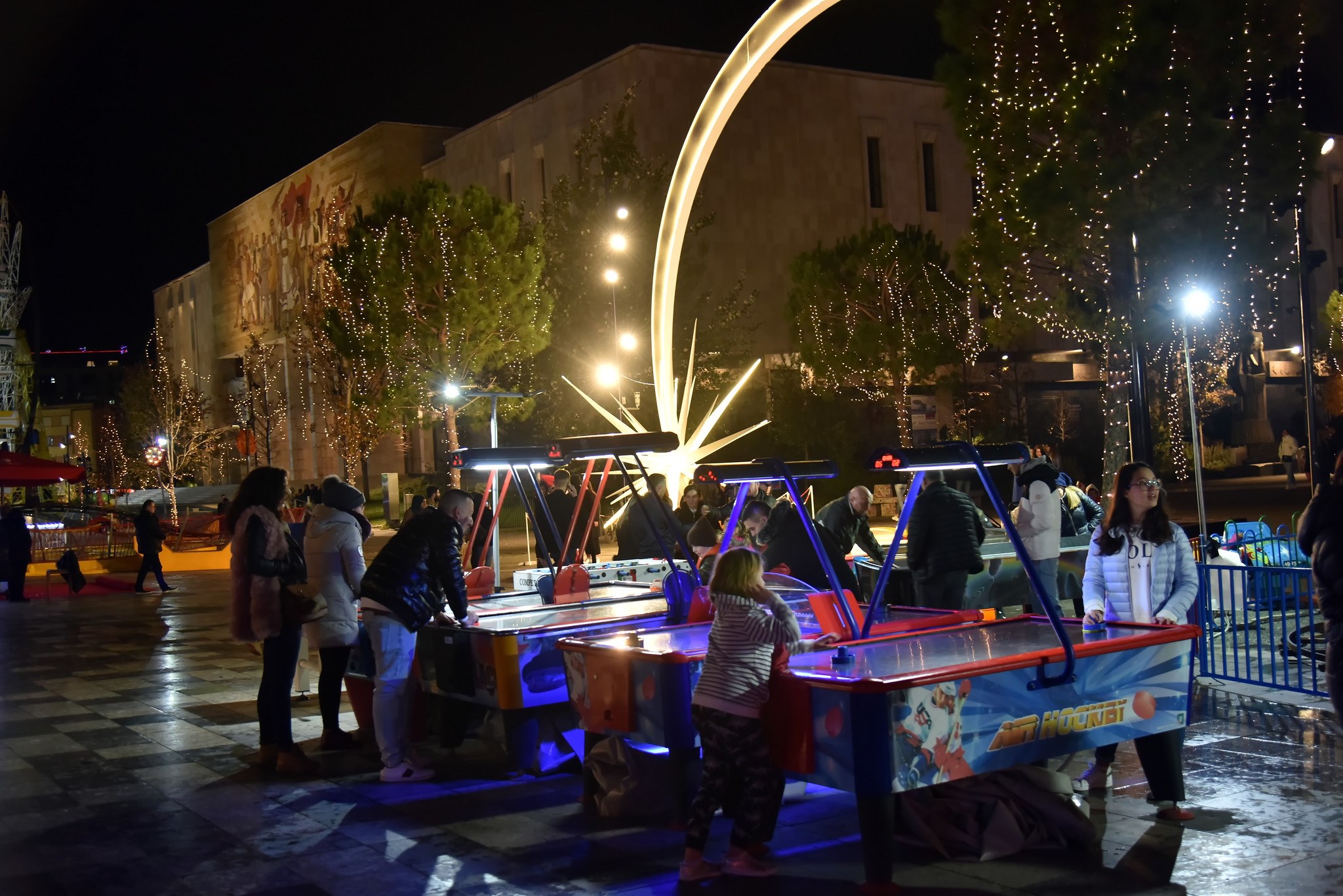 Tirana rikthen shpresën, Fshati i Festave në kryeqytet ndez dritat e festave të fundvitit 2 79534747 1034892416903324 884548677819957248 n