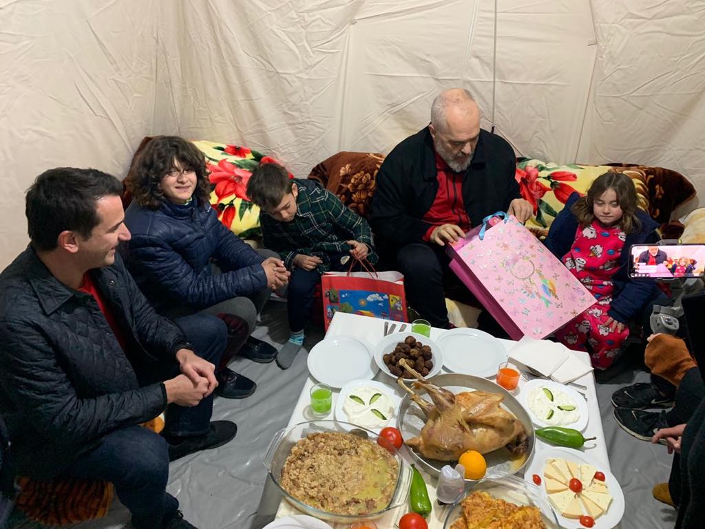 Darka e Vitit të Ri, Veliaj dhe Rama i bashkohen ne çadër familjes Shkalla në Farkë të prekur nga tërmeti 80836365 1525523090935172 8039634433956904960 n