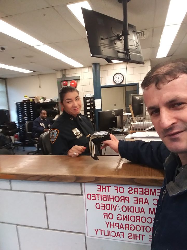 New York/ Dorëzon në polici portofolin me para që gjeti në rrugë, reagimi epik i forcave të rendit kur mësojnë se është shqiptar 81000684 2685490901490200 1301587687274184704 o