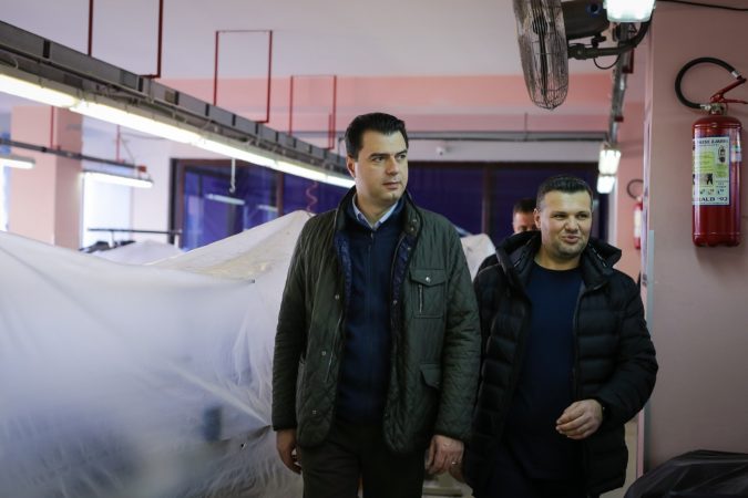 “Dëmet me qindra mijëra euro”, Basha në Durrës takohet me biznesmenët e prekur nga tërmeti Basha