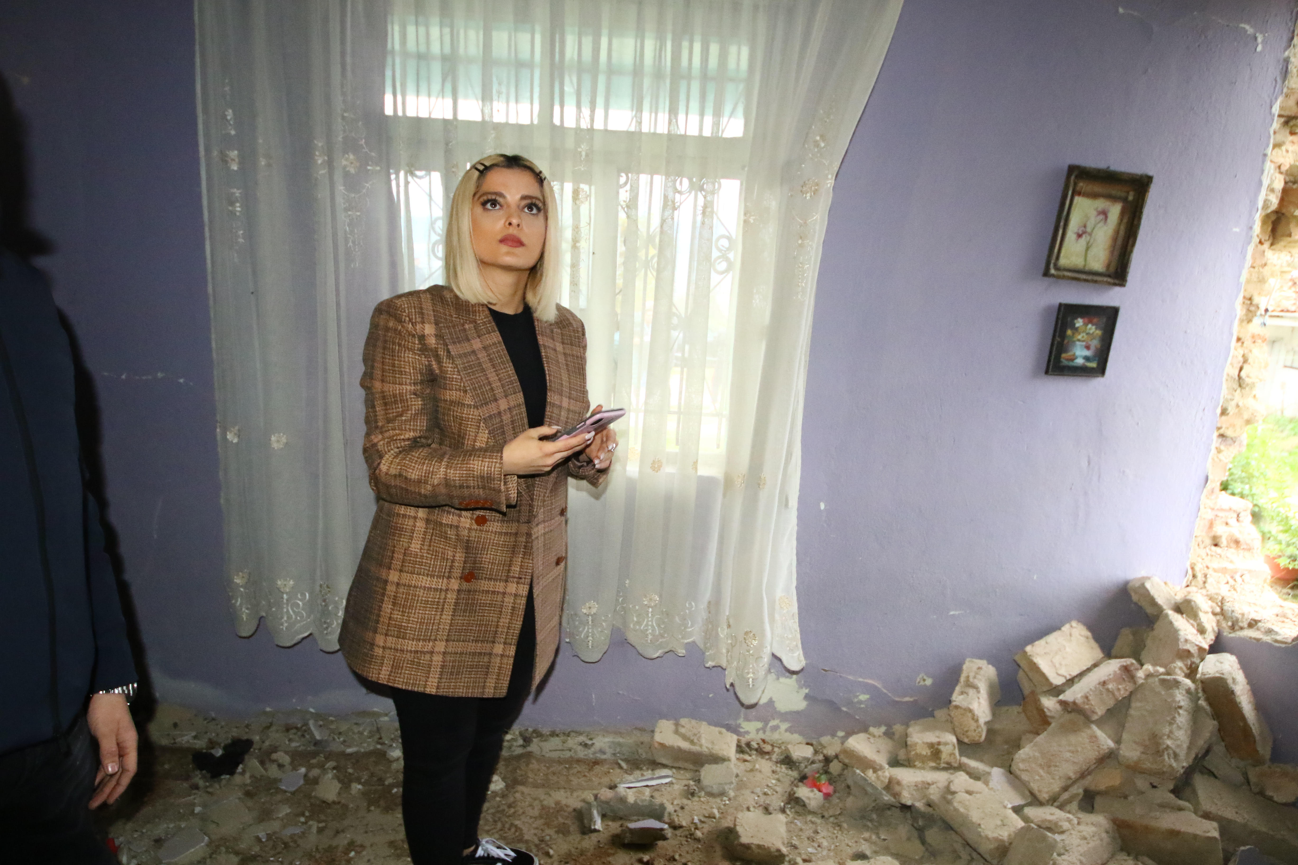 "Jemi djemtë dhe vajzat e Nënë Terezës”, Bebe Rexha premton ndërtimin e dy banesave pas shkatërrimit nga tërmeti 1 Bebe Rexha bes kallaku1 Bubq1
