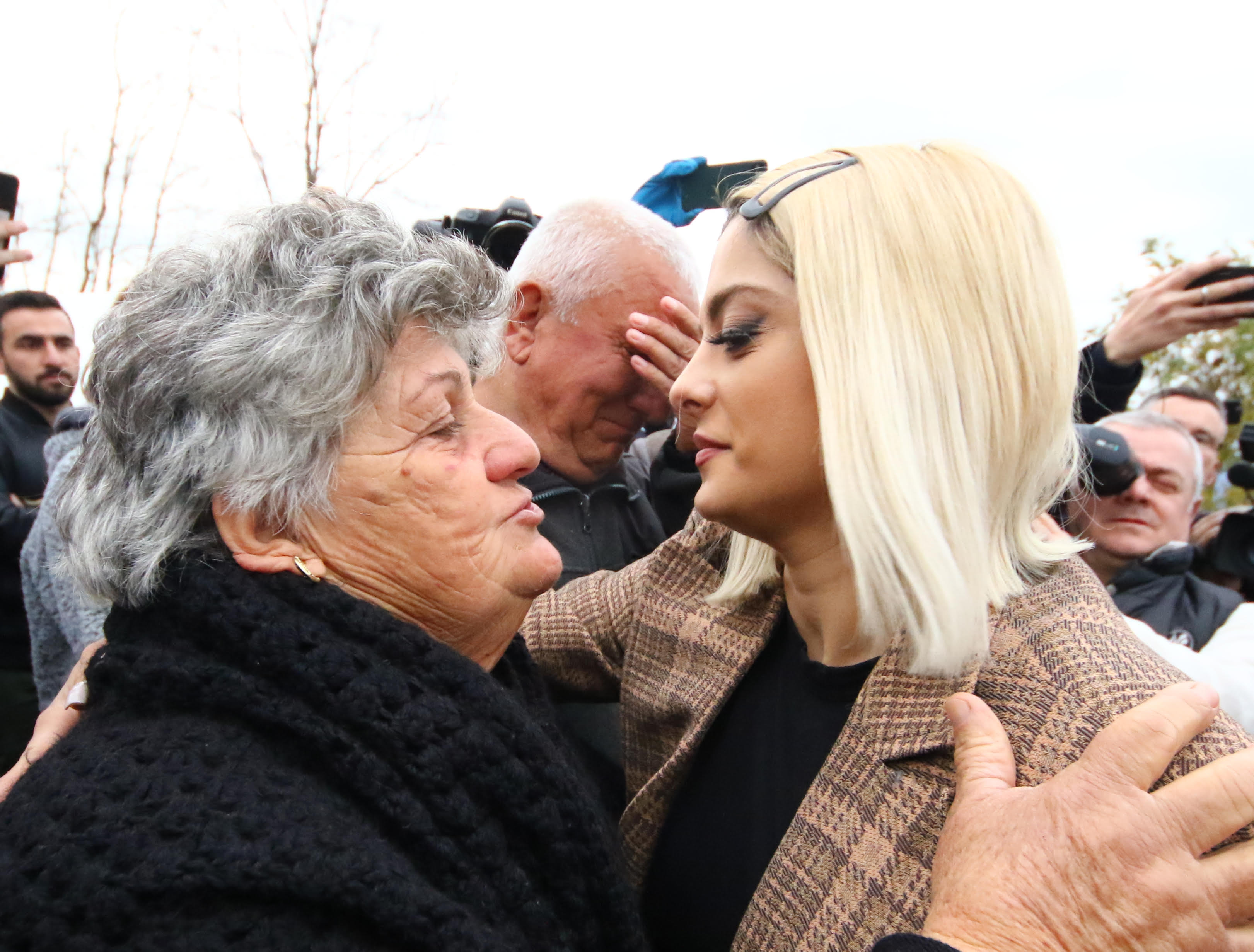 “Jemi djemtë dhe vajzat e Nënë Terezës”, Bebe Rexha premton ndërtimin e dy banesave pas shkatërrimit nga tërmeti Bebe Rexha bes kallaku1 Bubq112
